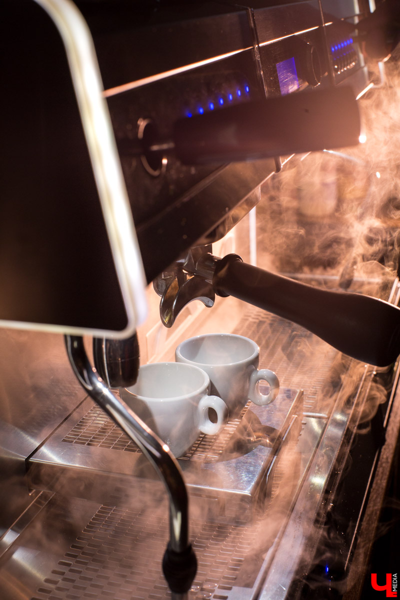 Известный владимирский бариста Дмитрий Баринов с коллегой открывают новое заведение. Новый формат предполагает дегустацию продуктов с использованием сенсорных карт. Все подробности пока держатся в тайне