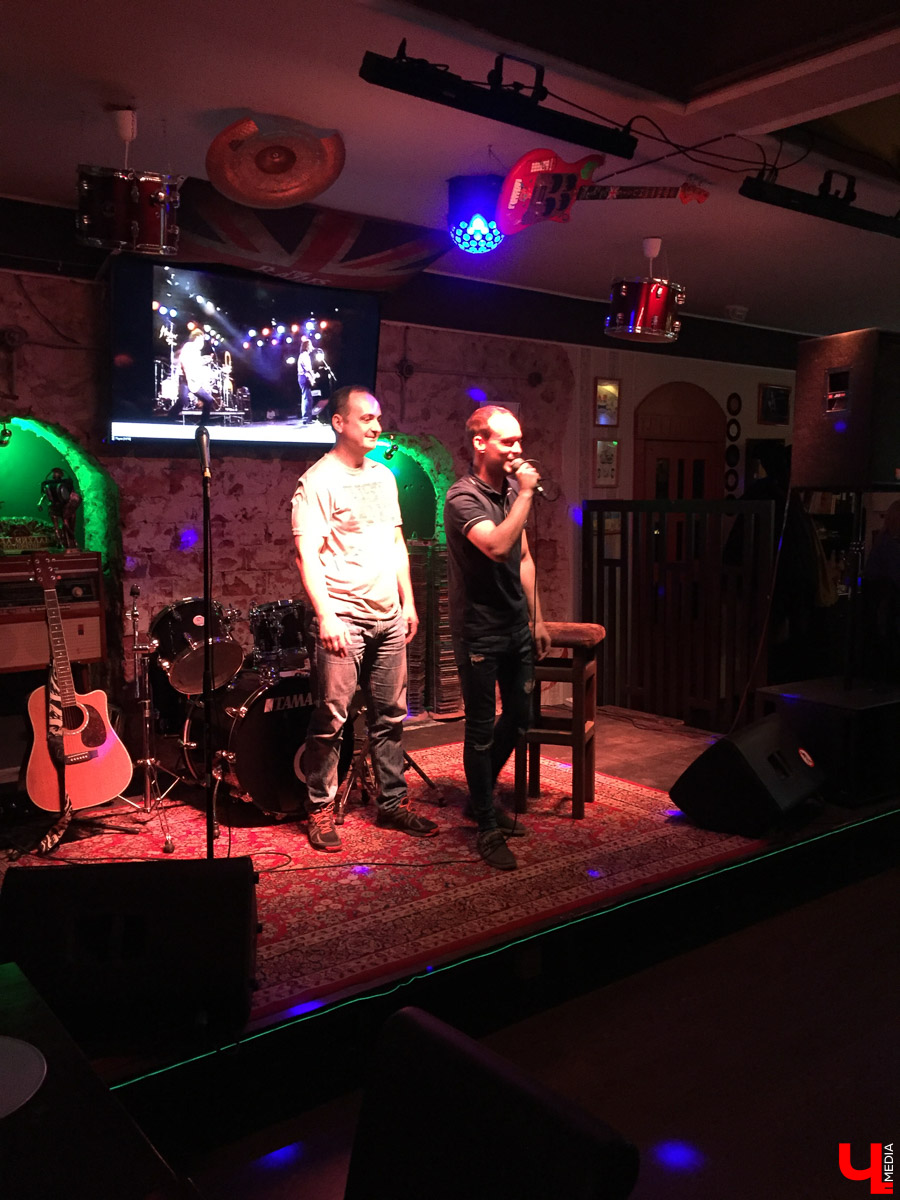 Журналист “Ключ-Медиа” посетил стендап-вечеринку во Владимире и узнал, на какие темы шутят местные комики и над чем смеются их зрители