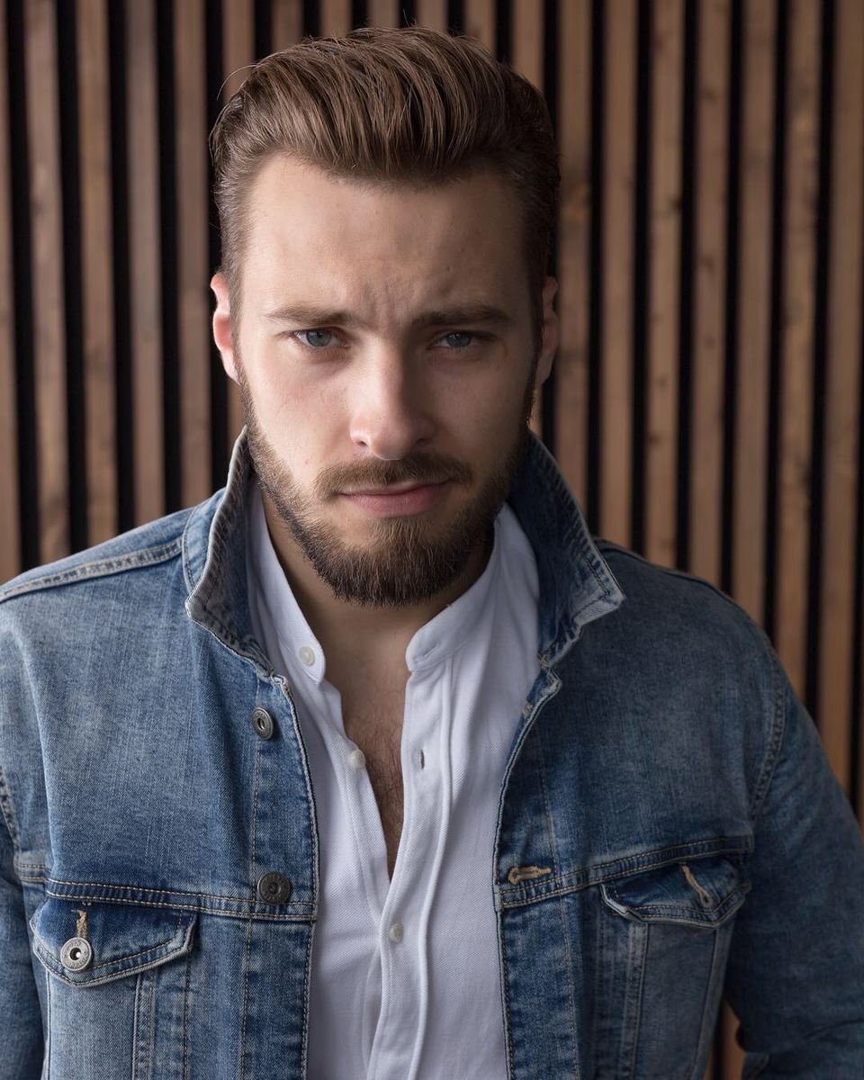 Александр Ломов, закончил ВлГУ и уехал в Москву учиться на медика. Параллельно он строит карьеру модели и актера, а еще снимается в рекламе