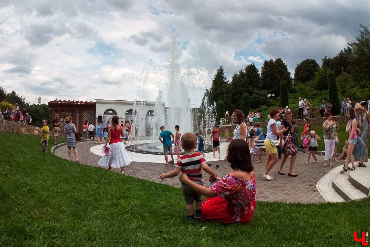 15 июля во Владимире прошел Вишневый спас. В этом году он совпал с окончанием чемпионата мира по футболу, и владимирцы решили отметить это событие по-спортивному