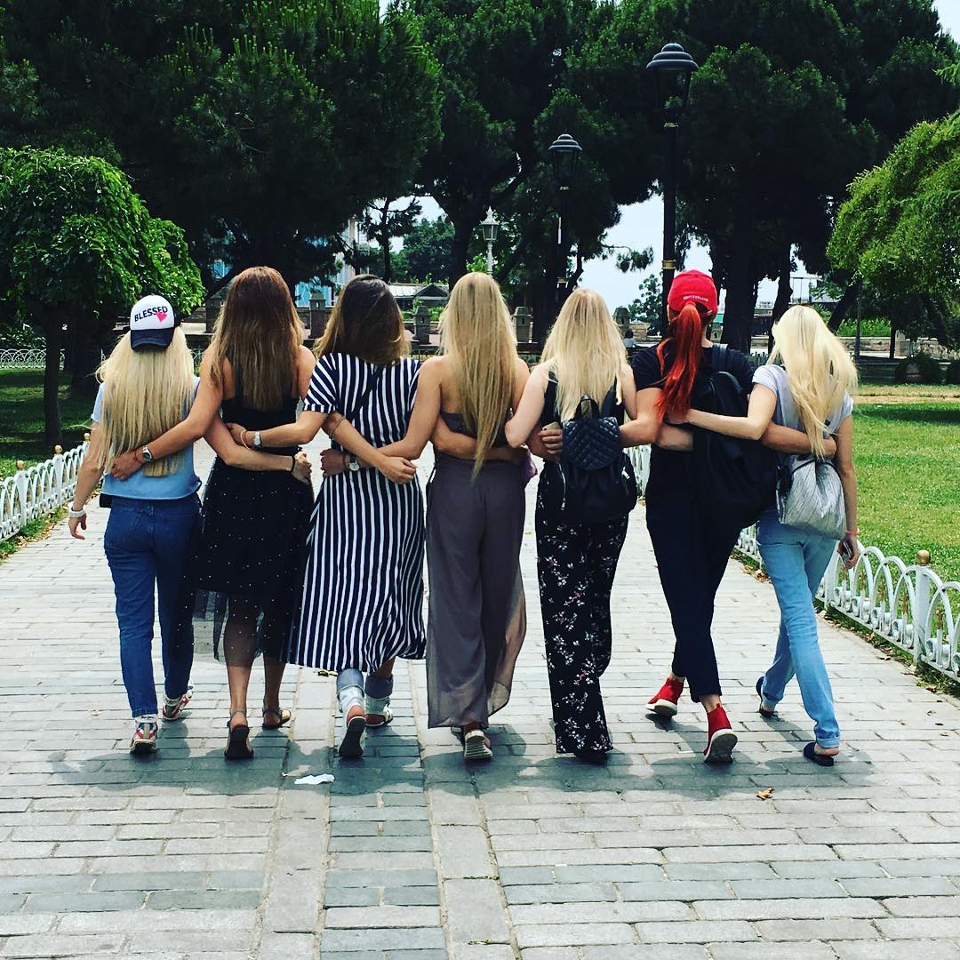 Влада Пайзулаева из Владимира оригинально отметила свой юбилей. Она с шестью подругами отправилась в Грузию, а оттуда в Турцию. Как отрывались девушки - именинница рассказала в интервью