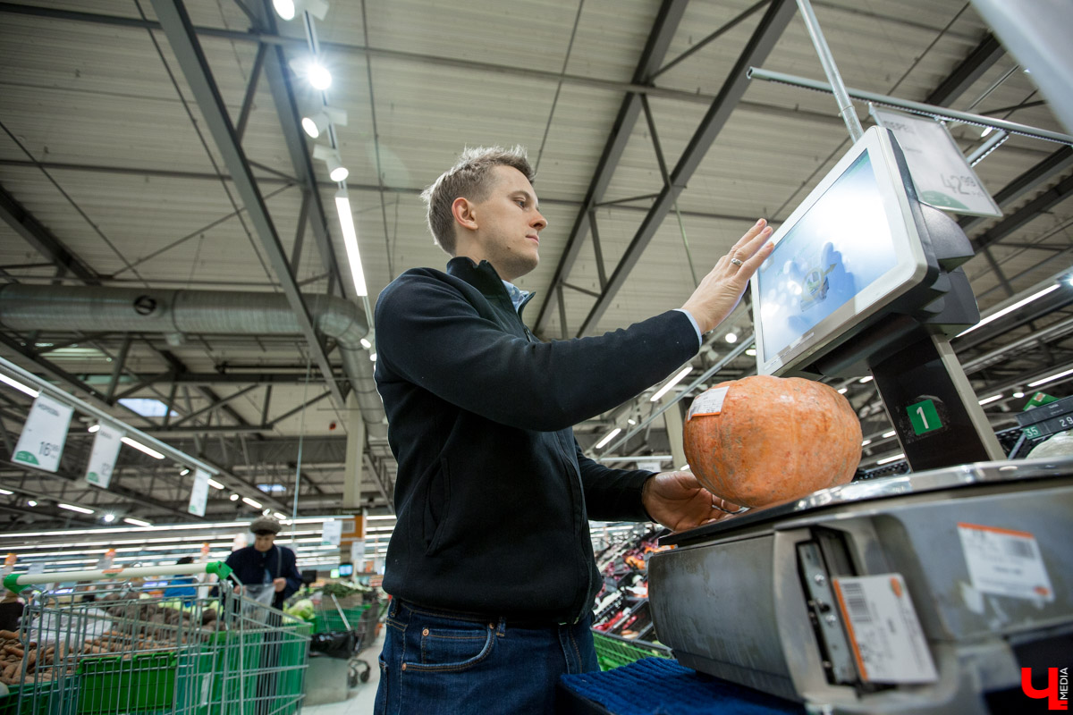 Шеф Дмитрий Орловский показал певцу Дмитрию Захария, как приготовить из тыквы крем-суп и чизкейк с меренгой