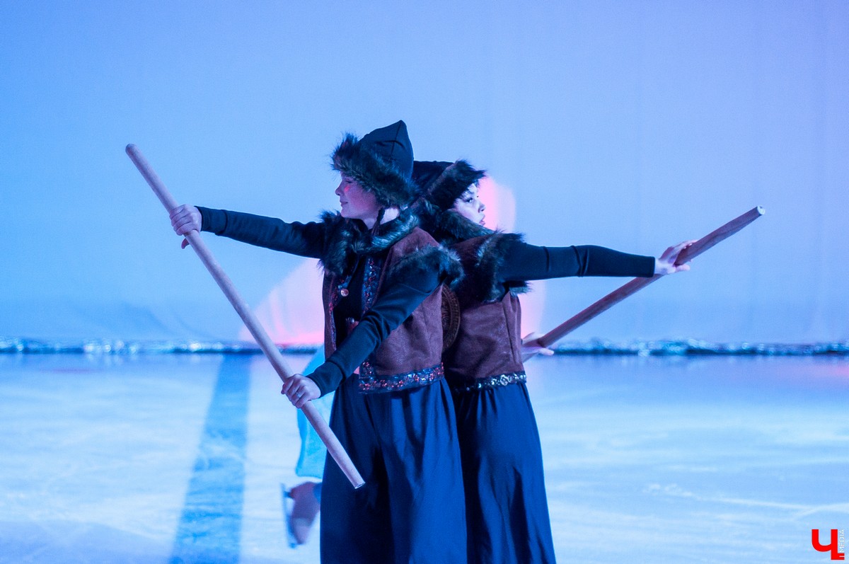 25 августа в городе открылся новый ледовый комплекс “Владимир”. На его открытие приехали известный советский хоккеист Александр Якушев и не менее известный художник Никас Сафронов