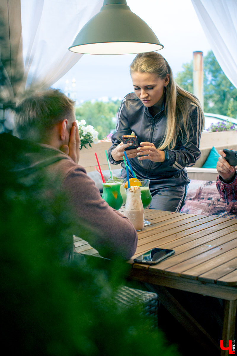 Блогеры посетили кафе Carlson Veranda и дали свою оценку кухне, персоналу и обстановке, а также насладились шикарным видом на закатное небо Владимира