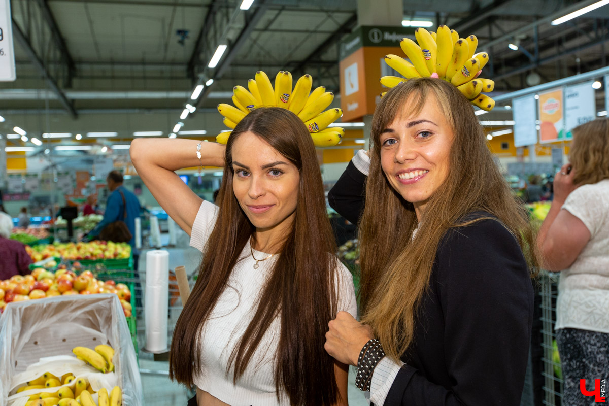 Наталья Лапшина, Анна Шигаева и шеф Дмитрий Орловский выбирают продукты для гранолы в Глобусе