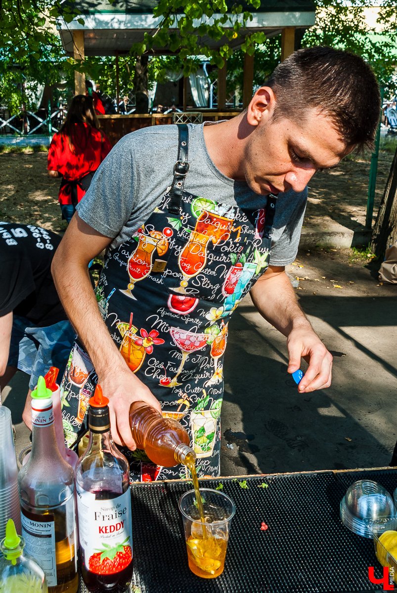 26 августа в Коврове прошёл гастрономический фестиваль «СамБыЕл». В нем приняло участие 7 ресторанов, удивлявших гостей оригинальными блюдами