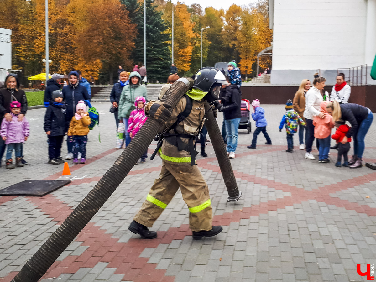 Впервые во Владимирской области провели соревнования по кроссфиту для пожарных. Вместо удобной одежды спортсмены выходили на дистанцию в своей рабочей форме