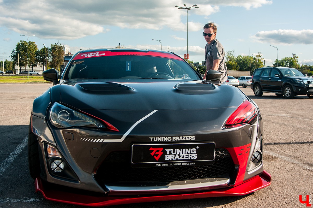 Известный тюнингёр Илья Курицын переделал свою Toyota GT86. Основой нового дизайна стали колеса от Lamborghini Speedline и карбоновый спойлер