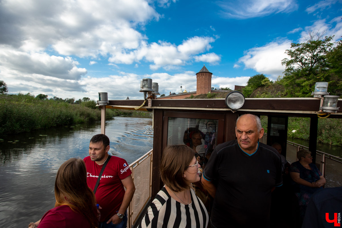 В Суздале устраивают необычные экскурсии - по реке Каменка плавает речной трамвайчик “Колибри”. О нем рассказал его создатель Алексей Полтев