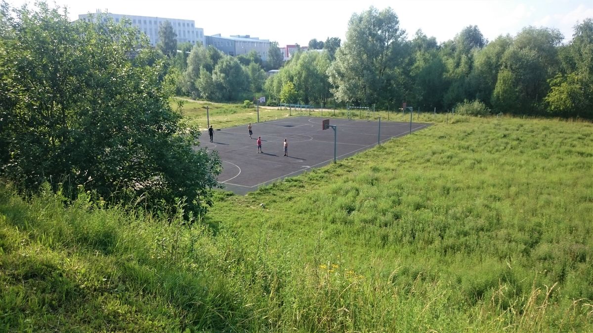 Где бесплатно поиграть в футбол на открытом воздухе во Владимире, и сколько стоит аренда хорошего поля, а также площадки для мини-футбола с резиновым покрытием, подсветкой и ограждением? Классификация полей по районам от “Ключ-Медиа”