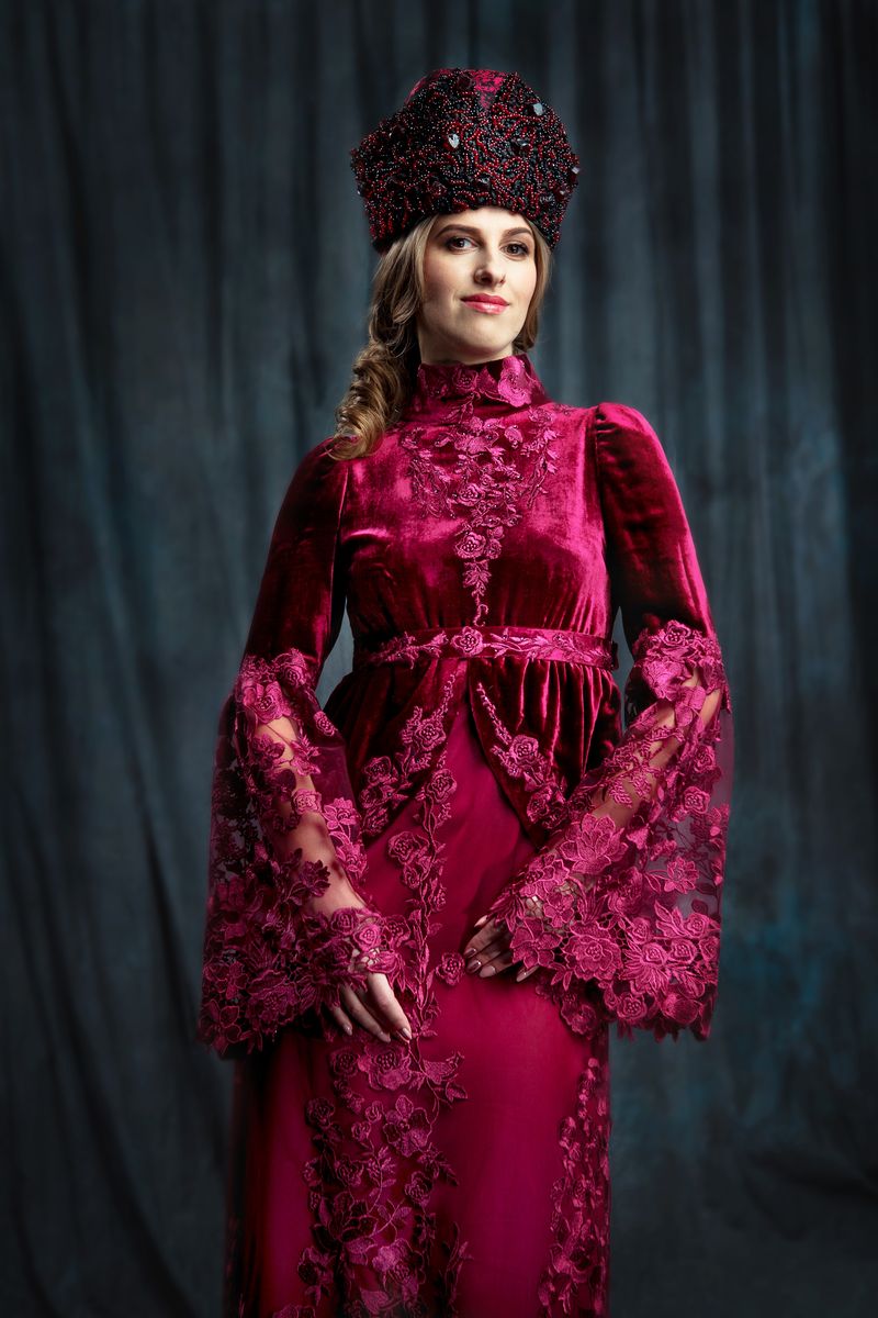 Бордовое платье