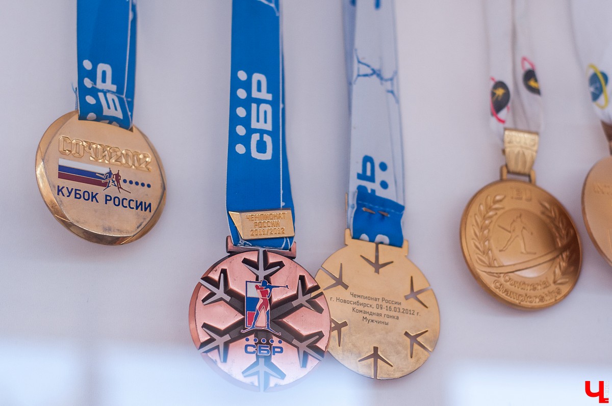 25 августа в городе открылся новый ледовый комплекс “Владимир”. На его открытие приехали известный советский хоккеист Александр Якушев и не менее известный художник Никас Сафронов