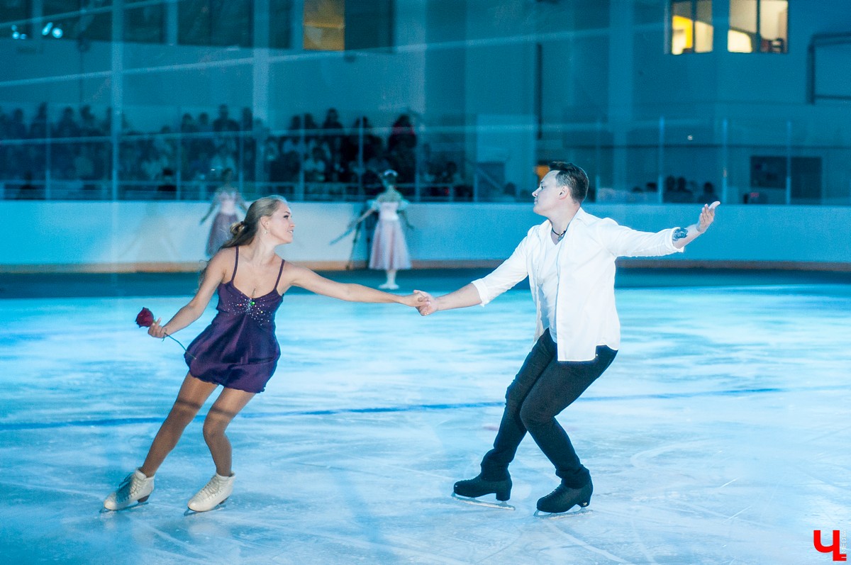 25 августа в городе открылся новый ледовый комплекс “Владимир”. На его открытие приехали известный советский хоккеист Александр Якушев и не менее известный художник Никас Сафронов