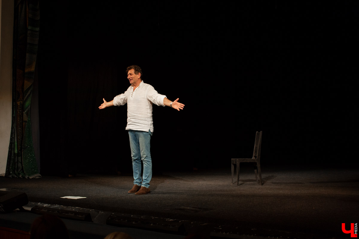 Актер Евгений Князев принял участие в фестивале “У Золотых ворот”. Он дал моноспектакль “Пиковая дама”. А после выступления пообщался с публикой