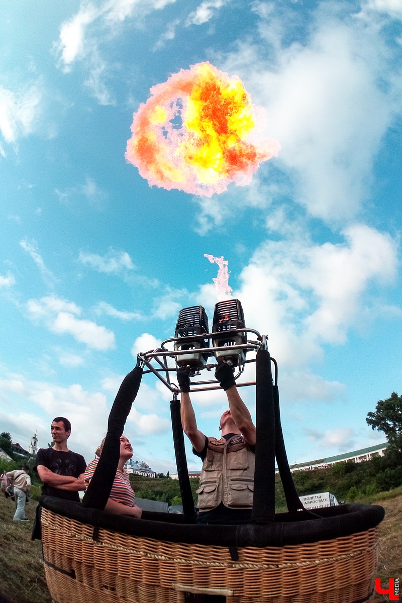 18 июля в Суздале прошло открытие фестиваля воздухоплавания “Золотое кольцо”. Из-за непогоды шары не смогли подняться в небо, но организаторы устроили фаер-шоу на земле