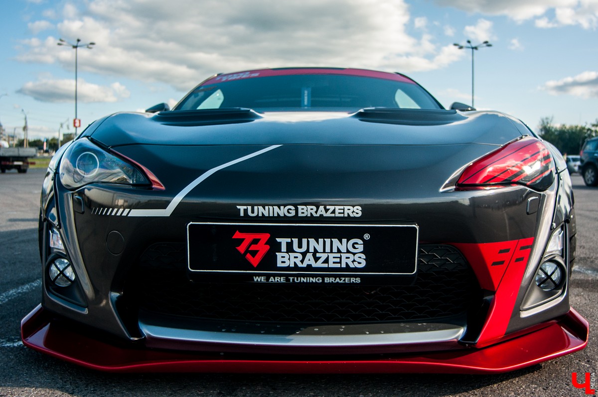 Известный тюнингёр Илья Курицын переделал свою Toyota GT86. Основой нового дизайна стали колеса от Lamborghini Speedline и карбоновый спойлер