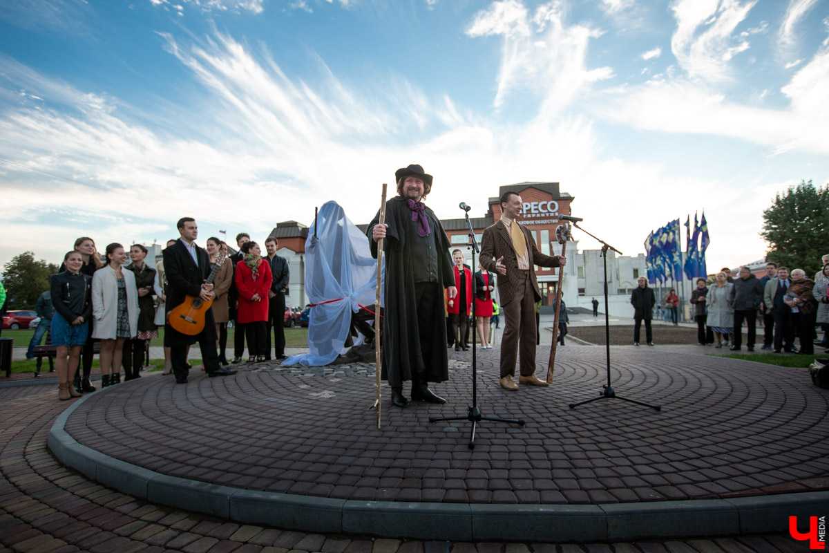 18 сентября во Владимире, около драмтеатра, открыли новый памятник. Он посвящен провинциальным актерам Счастливцеву и Несчастливцеву