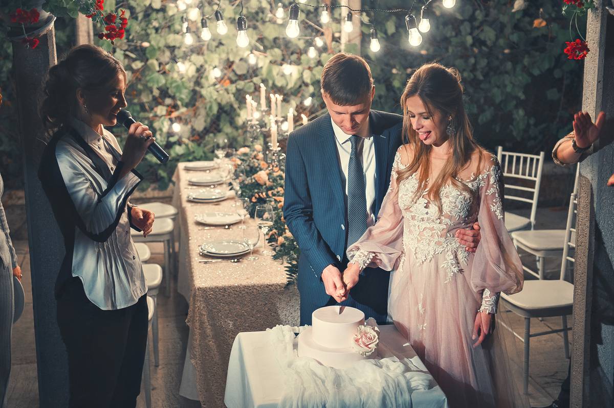 Ведущая Алена Маркелова проводит свадьбы за границей. О секретах своего успеха в свадебном бизнесе она рассказала журналисту “Ключ-Медиа”