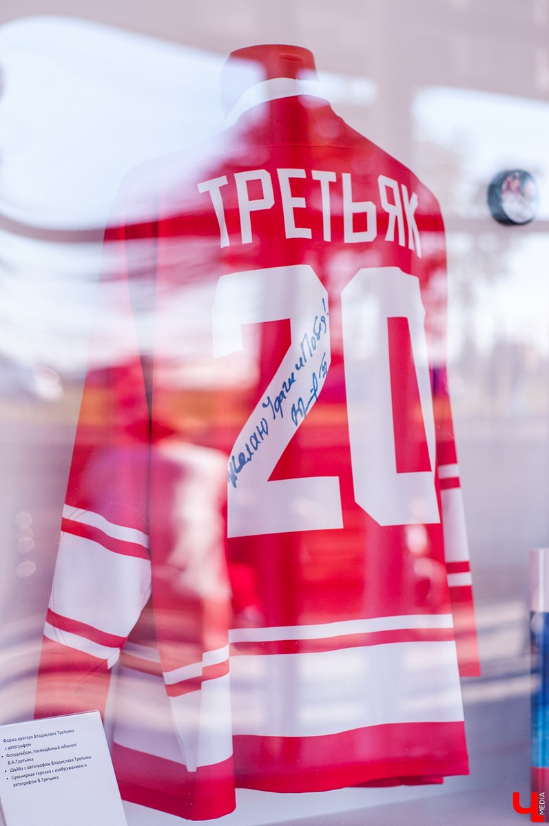 25 августа в городе открылся новый ледовый комплекс “Владимир”. На его открытие приехали известный советский хоккеист Александр Якушев и не менее известный художник Никас Сафронов