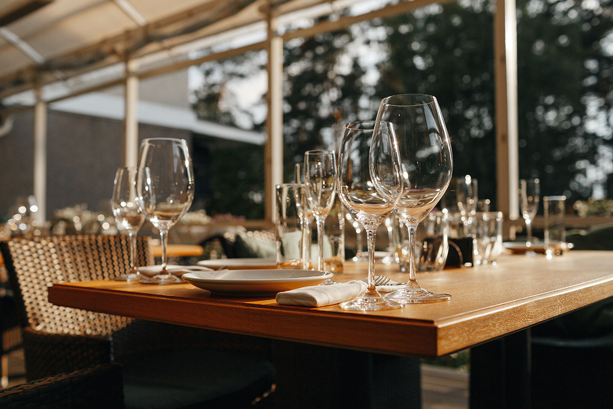 Владимирцы Наталья и Максим Рыжовы поделились с журналистом “Ключ-Медиа” своей историей любви. Максим сделал предложение любимой на 65-м этаже Москва-Сити, а со свадьбы молодожены сразу улетели на другой континент