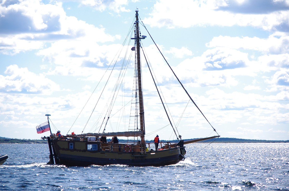 Капитан тримарана “Пола” Дмитрий Козлов, совершивший путешествие из Баренцева в Белое море, рассказал о том, страшно ли двое суток идти в шторм, стоит ли бояться медведей и какая рыба клюет в северном океане