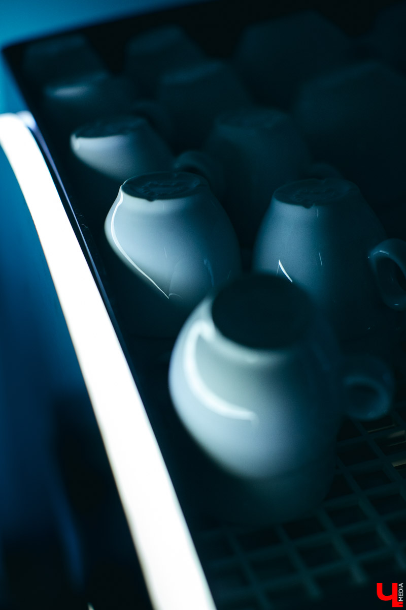 Известный владимирский бариста Дмитрий Баринов с коллегой открывают новое заведение. Новый формат предполагает дегустацию продуктов с использованием сенсорных карт. Все подробности пока держатся в тайне