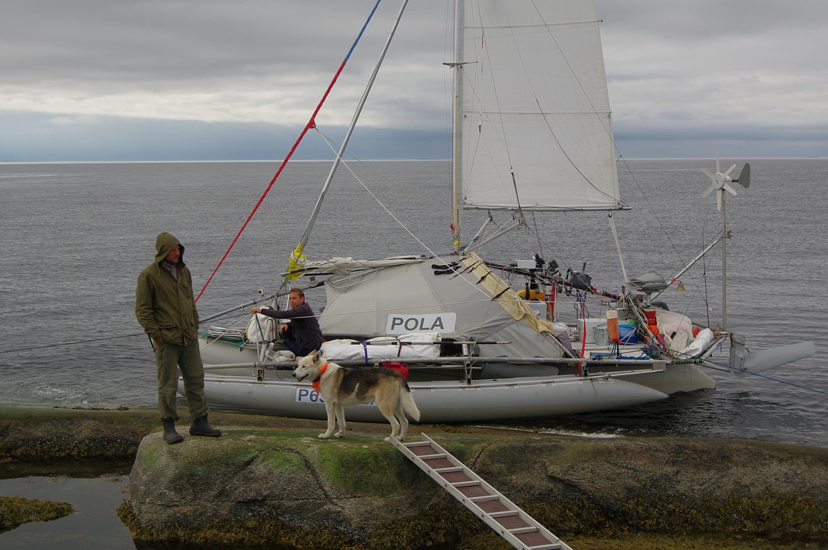 Капитан тримарана “Пола” Дмитрий Козлов, совершивший путешествие из Баренцева в Белое море, рассказал о том, страшно ли двое суток идти в шторм, стоит ли бояться медведей и какая рыба клюет в северном океане