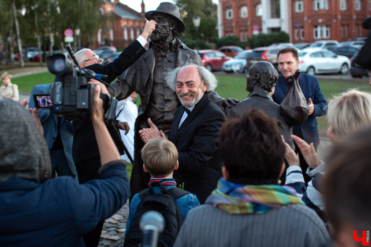 18 сентября во Владимире, около драмтеатра, открыли новый памятник. Он посвящен провинциальным актерам Счастливцеву и Несчастливцеву