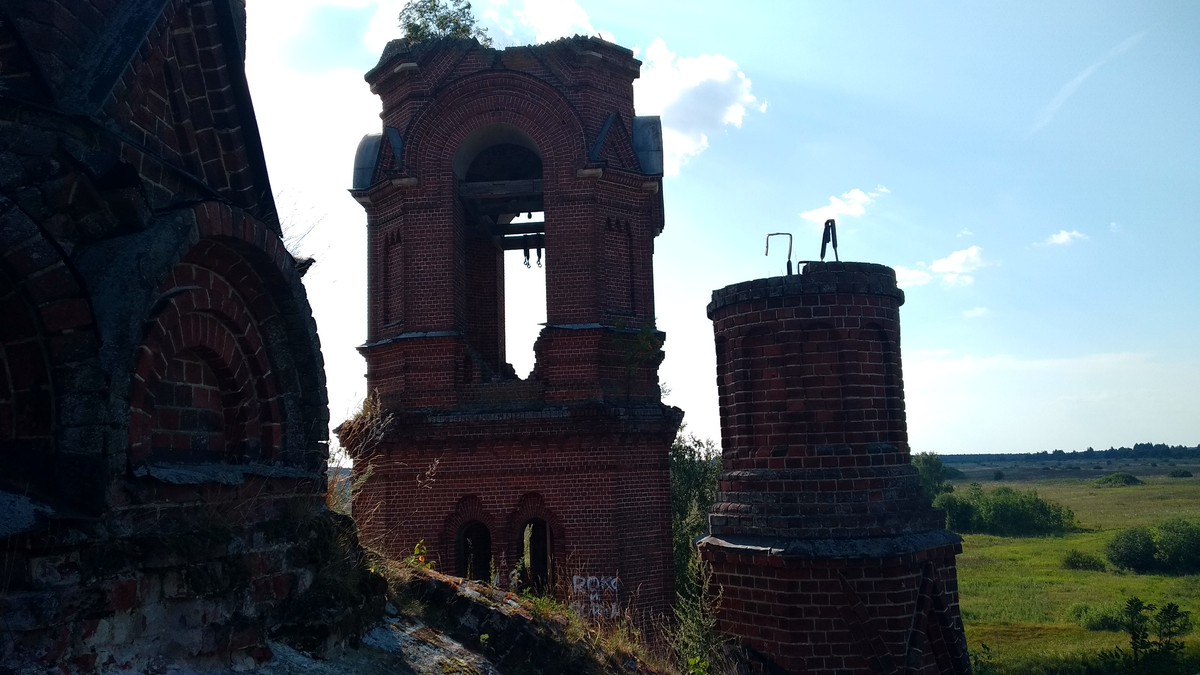 Истории о родниках с целебной водой - не редкость, вот и мы собрали информацию о трех таких источниках. А заодно узнали: чем действительно удивительна эта вода