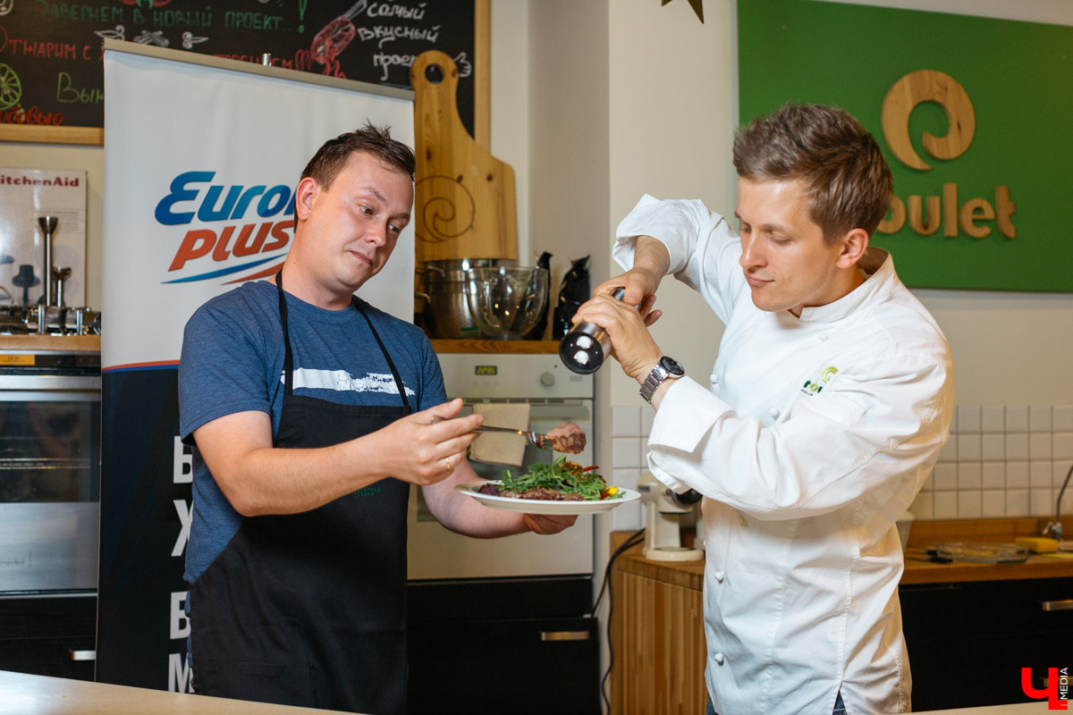 Готовим стейк стриплойн в студии Roulet вместе с шефом Дмитрием Орловским и диджеем Европы плюс Дмитрием Глазковым