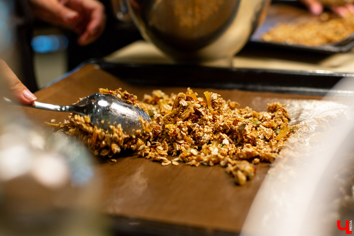 Наталья Лапшина и Анна Шигаева из группы VK “Современные мамы” готовят гранолу с шефом кулинарной студии Roulet Дмитрием Орловским