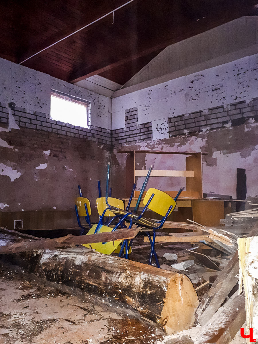 В лесу в Суздальском районе мы случайно набрели на пионерский лагерь “Юность”, который несколько лет простоял заброшенным. Мародеры до него не добрались, а потому постройки остались целыми