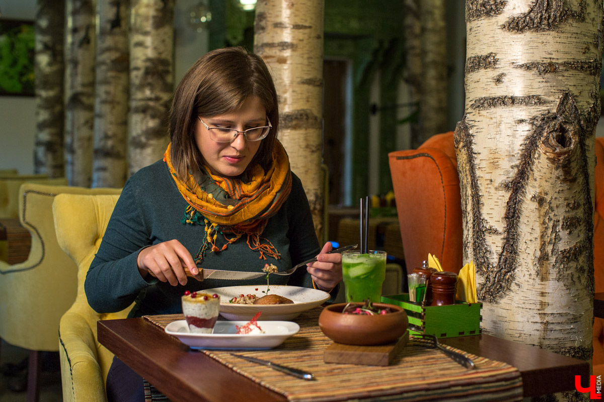 Журналист “Ключ-Медиа” отправилась на экскурсию в суздальский ресторан “Огурец” и узнала, как создавался дизайн интерьера этого заведения, какие самые необычные блюда входят в меню и где закупаются ингредиенты для них