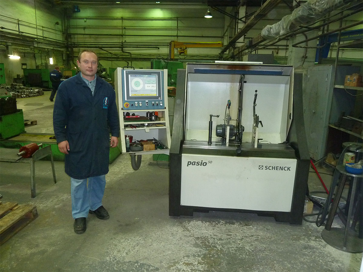 Константин Астахов работает инженером по конструкторско-технологическому сопровождению новых разработок. Он внедряет новые технологии изготовления деталей и узлов электродвигателей. Налаживает станки ЧПУ для производства этих деталей