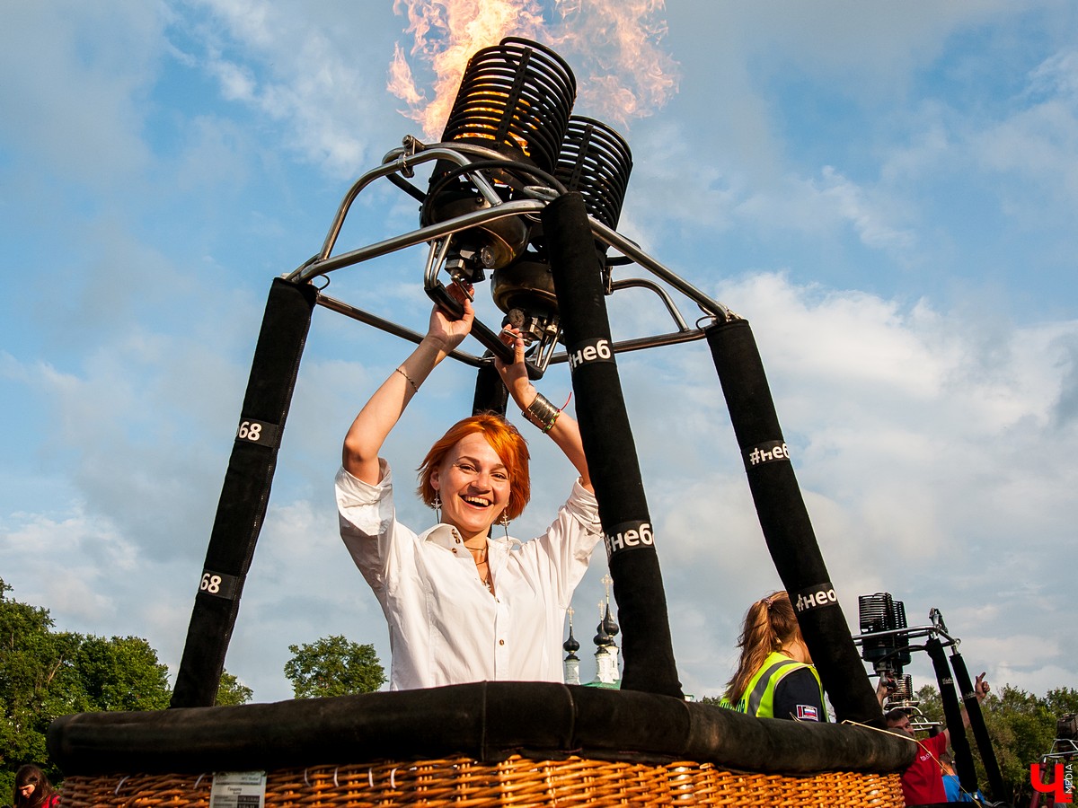 18 июля в Суздале прошло открытие фестиваля воздухоплавания “Золотое кольцо”. Из-за непогоды шары не смогли подняться в небо, но организаторы устроили фаер-шоу на земле