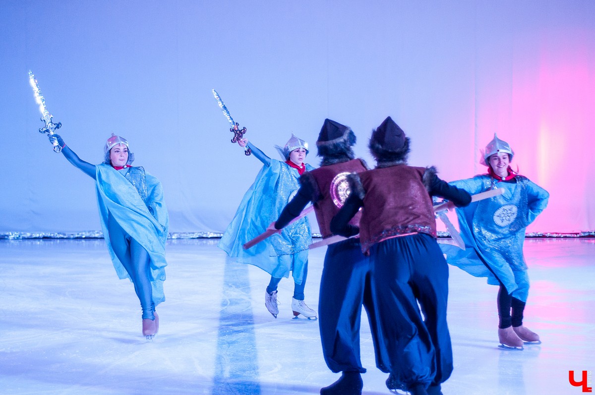 25 августа в городе открылся новый ледовый комплекс “Владимир”. На его открытие приехали известный советский хоккеист Александр Якушев и не менее известный художник Никас Сафронов