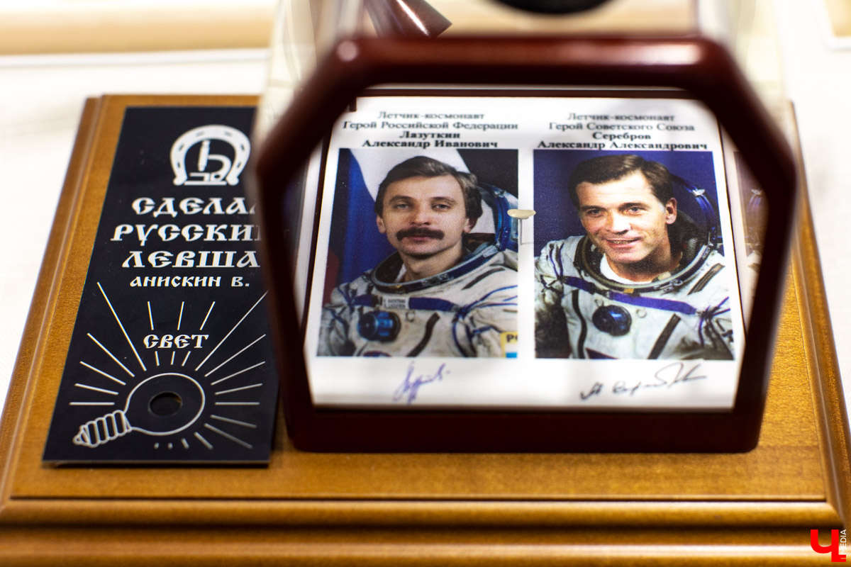 До 18 августа во Владимире можно увидеть подкованную блоху и другие микроминиатюры русского мастера Владимира Анискина. Корреспондент “Ключ-Медиа” побывал на выставке и сделал фоторепортаж