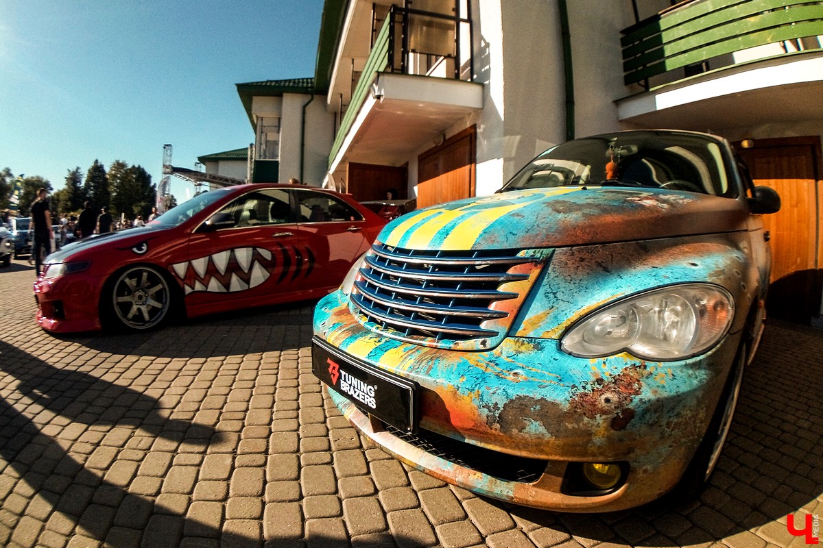 15 и 16 сентября в Суздале прошел фестиваль автомобильного тюнинга Tuning Car Awards. На него съехалось больше 100 машин со всей России