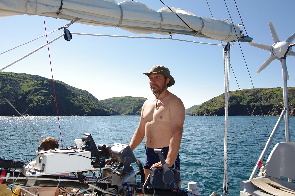 Капитан тримарана “Пола” Дмитрий Козлов, совершивший путешествие из Баренцева в Белое море, рассказал о том, страшно ли двое суток идти в шторм, стоит ли бояться медведей и какая рыба клюет в северном океане