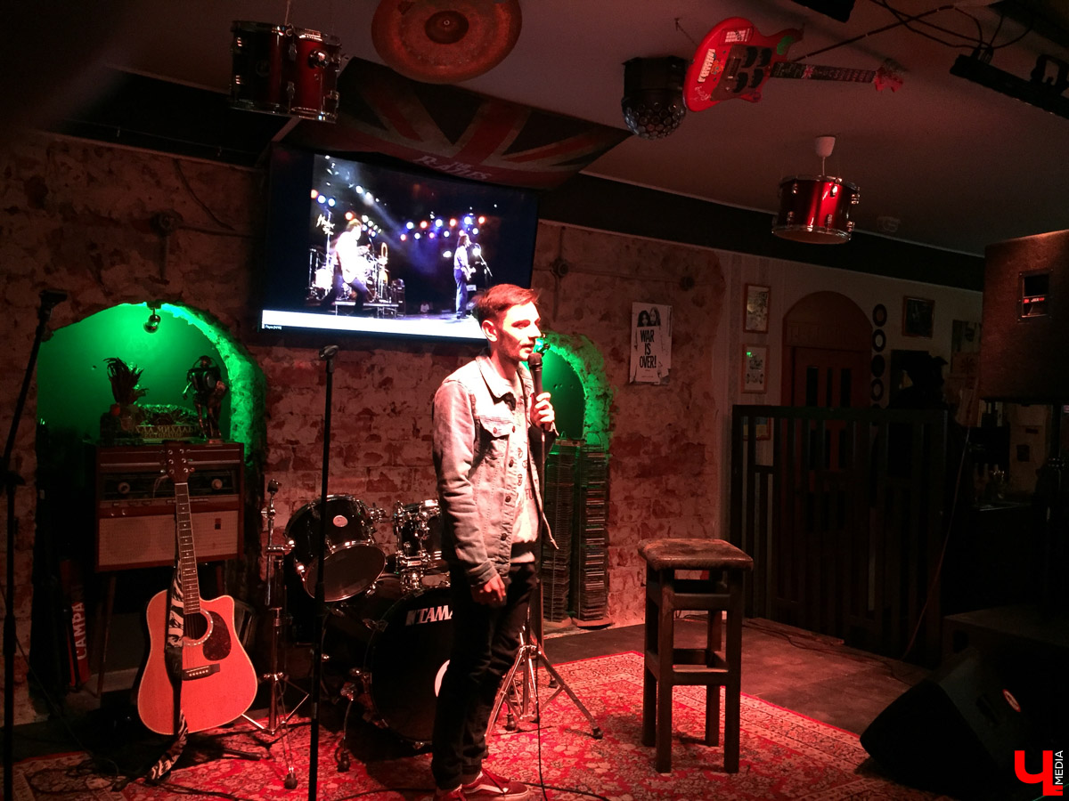 Журналист “Ключ-Медиа” посетил стендап-вечеринку во Владимире и узнал, на какие темы шутят местные комики и над чем смеются их зрители