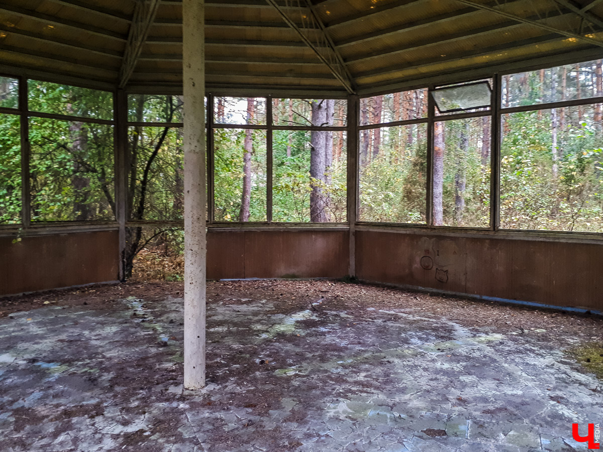 В лесу в Суздальском районе мы случайно набрели на пионерский лагерь “Юность”, который несколько лет простоял заброшенным. Мародеры до него не добрались, а потому постройки остались целыми