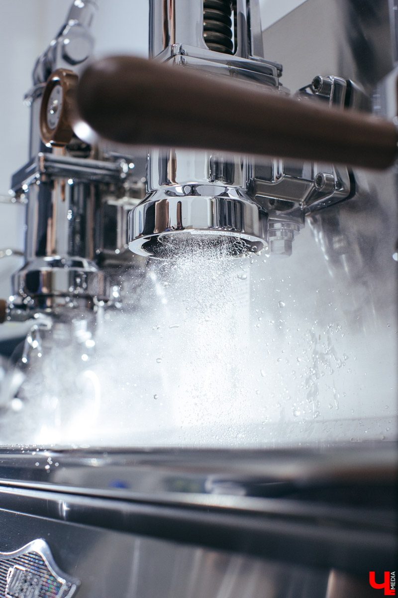 Известный владимирский бариста Дмитрий Баринов с коллегой открывают новое заведение. Новый формат предполагает дегустацию продуктов с использованием сенсорных карт. Все подробности пока держатся в тайне