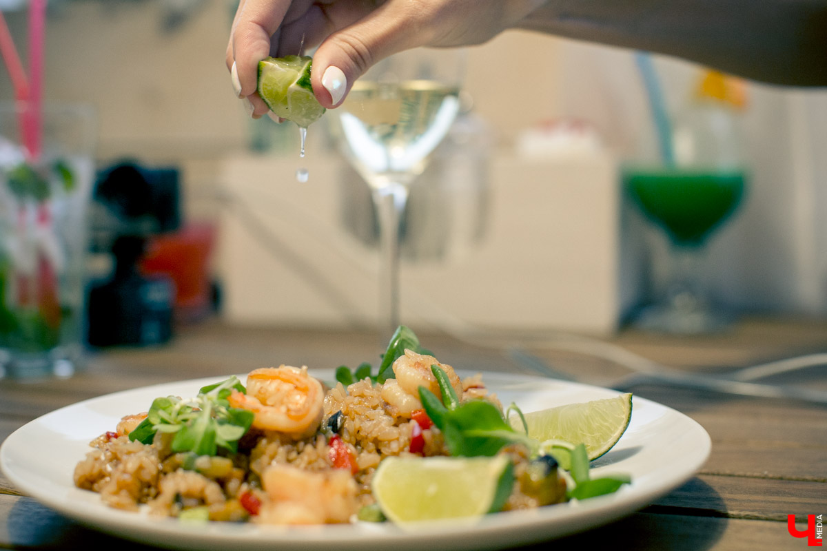 Блогеры посетили кафе Carlson Veranda и дали свою оценку кухне, персоналу и обстановке, а также насладились шикарным видом на закатное небо Владимира