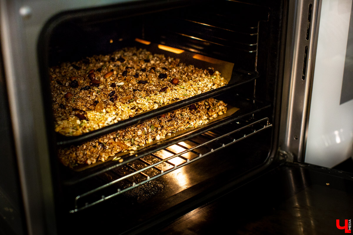 Наталья Лапшина и Анна Шигаева из группы VK “Современные мамы” готовят гранолу с шефом кулинарной студии Roulet Дмитрием Орловским