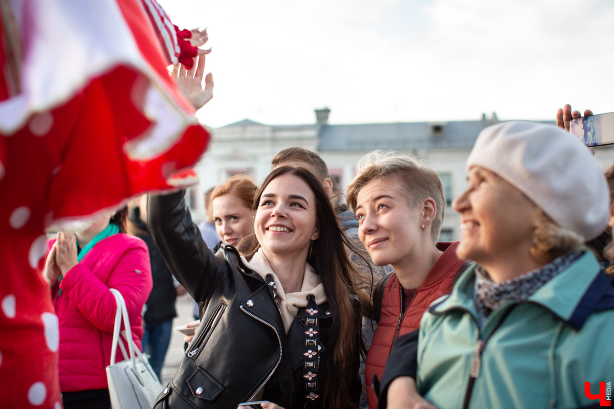 18 сентября во Владимире, около драмтеатра, открыли новый памятник. Он посвящен провинциальным актерам Счастливцеву и Несчастливцеву