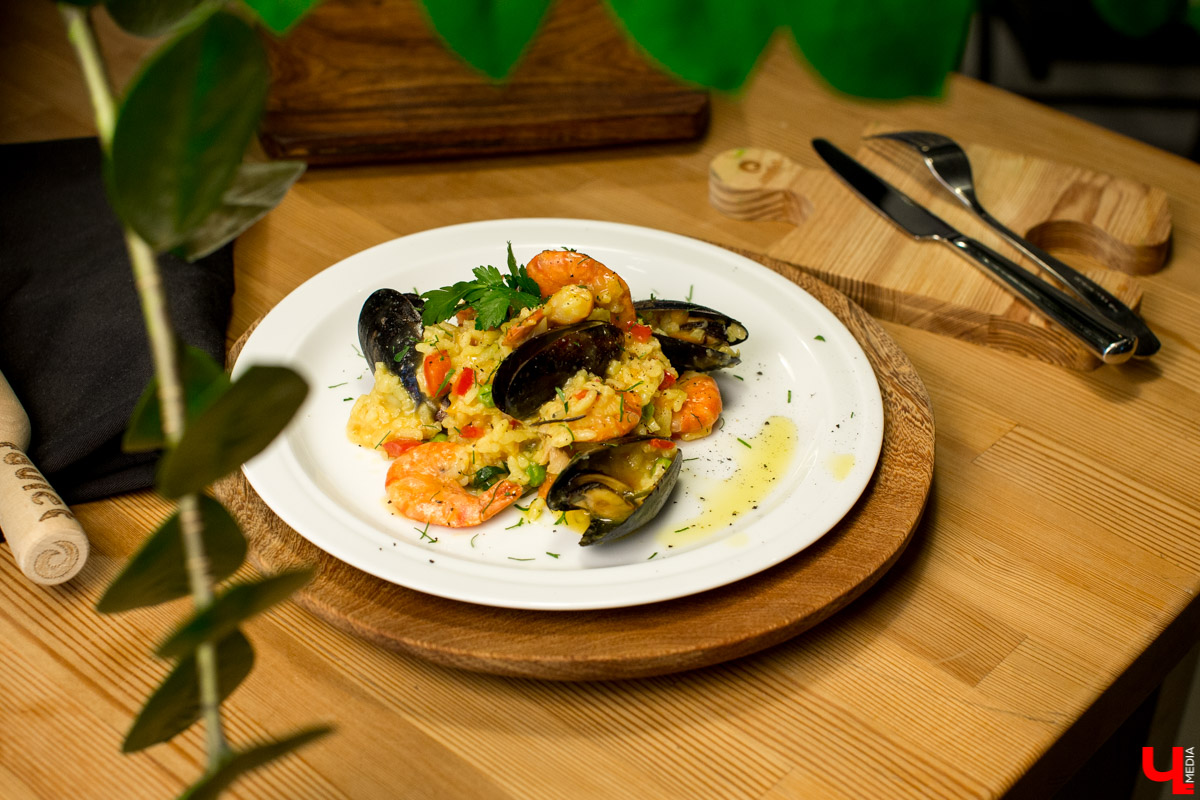 Шеф студии “Roulet” Дмитрий Орловский учит ведущую, путешественницу и гурмана Карину Васильеву готовить настоящую испанскую паэлью с русским колоритом