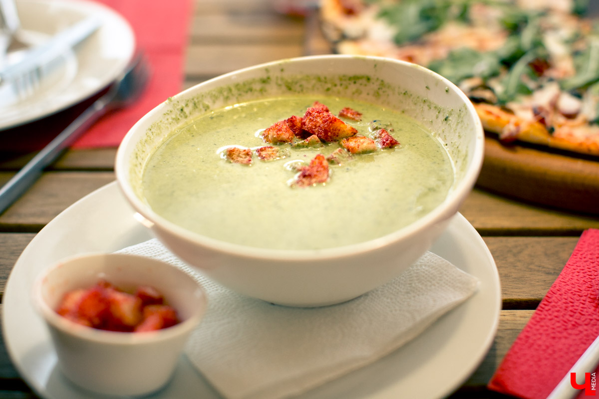 Блогеры посетили кафе Carlson Veranda и дали свою оценку кухне, персоналу и обстановке, а также насладились шикарным видом на закатное небо Владимира