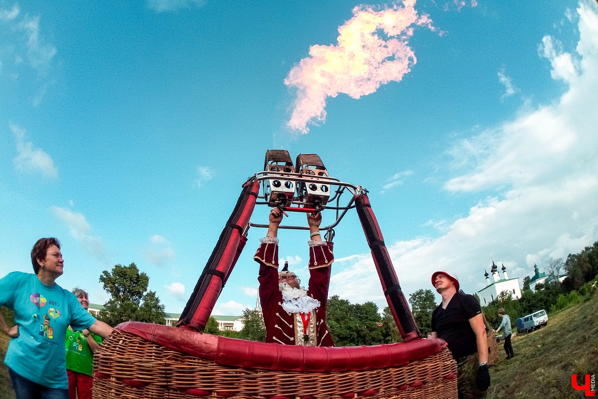 18 июля в Суздале прошло открытие фестиваля воздухоплавания “Золотое кольцо”. Из-за непогоды шары не смогли подняться в небо, но организаторы устроили фаер-шоу на земле