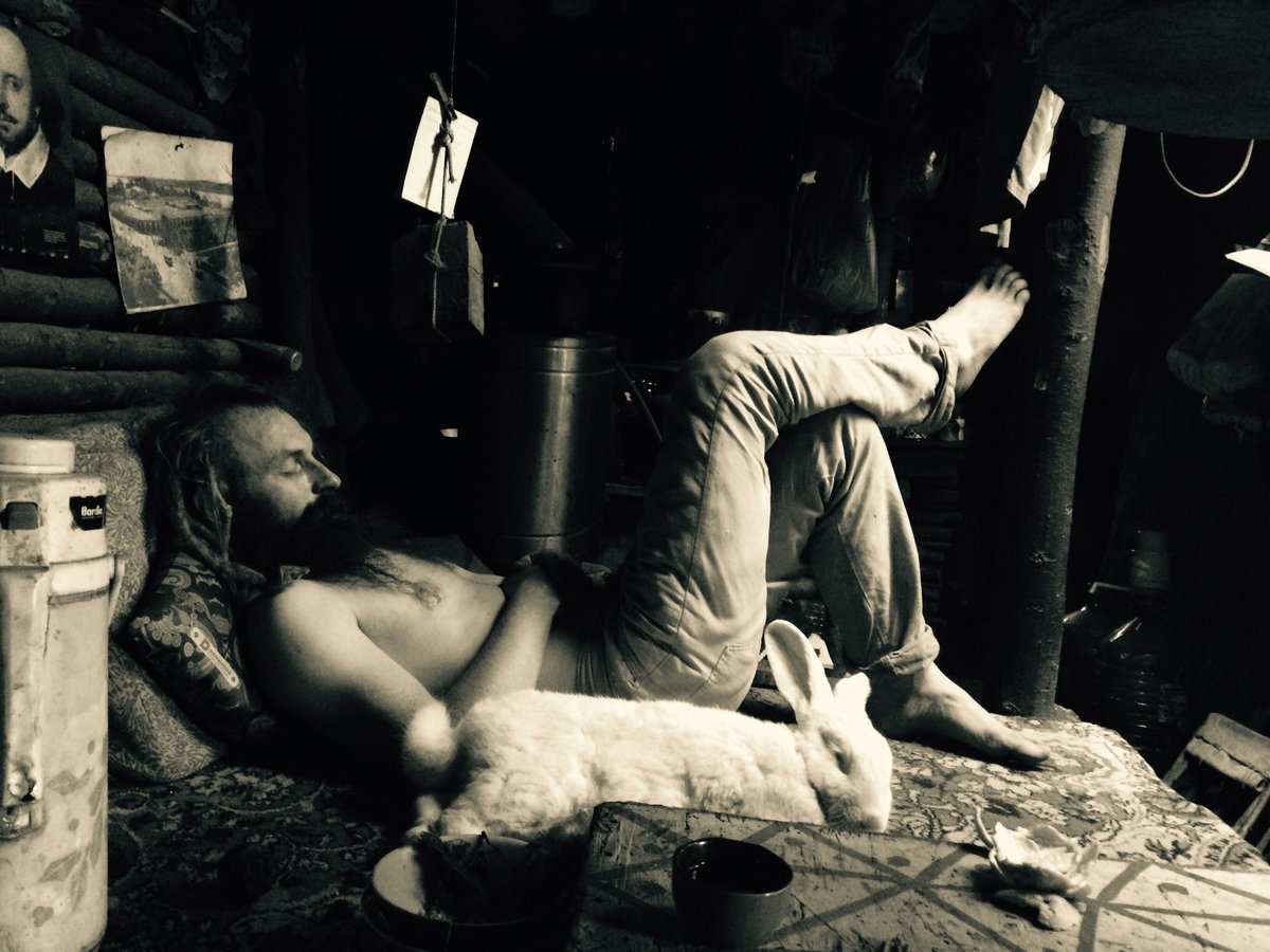 Юрий Алексеев, известный, как Хоббит-отшельник, когда-то переселился из Москвы в землянку на 106 километре Ярославского шоссе. Как ему в ней живется и чем он там занимается, отшельник рассказал журналисту “Ключ-Медиа”