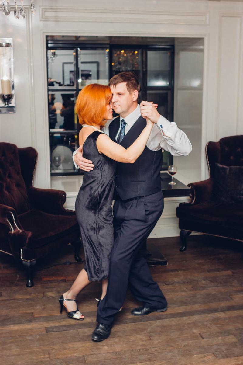 Он-хирург. Она-менеджер по персоналу. 5 лет назад они влюбились в танго и кардинально поменяли себя и свою жизнь. Первые, кто стал танцевать социальное танго во Владимире и даже открыли свой клуб